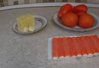 Салат с крабовыми палочками, помидорами и яйцом